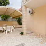 Nella Bella Τρογκίρ