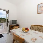 Nella Bella Τρογκίρ