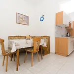 Nella Bella Τρογκίρ