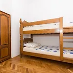 Nella Bella Τρογκίρ